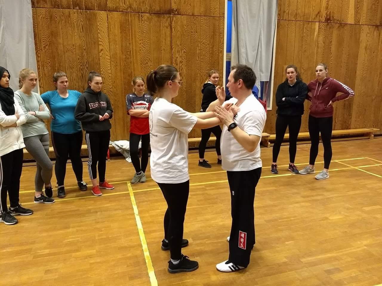 Grand Master Bjørnar Thomassen viser forsvarsteknikk til en jente under selvforsvarskurs for russejenter